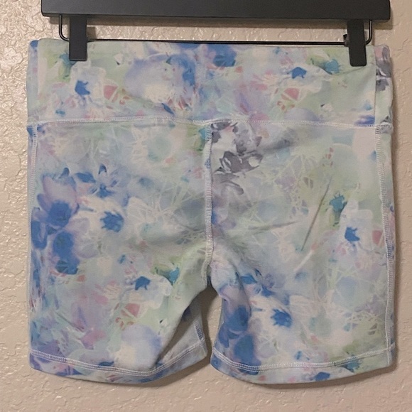 Alo Yoga Floral Glo Watercolor Printed Biker Shorts, Medium - Picture 4 of 9